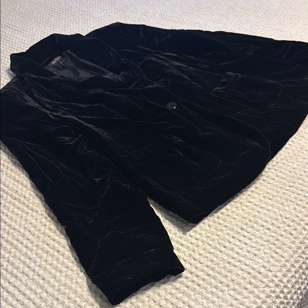 Chic Black Velvet Blazer - Picture 4 of 6